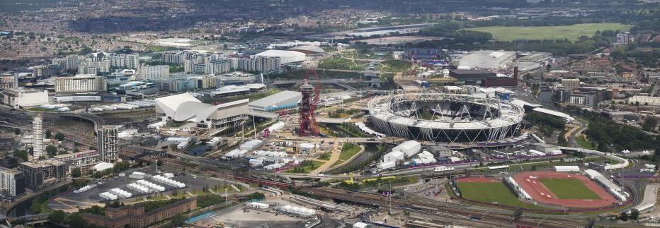 伦敦伊丽莎白女王奥林匹克公园鸟瞰图，可以看到体育场和其他设施.